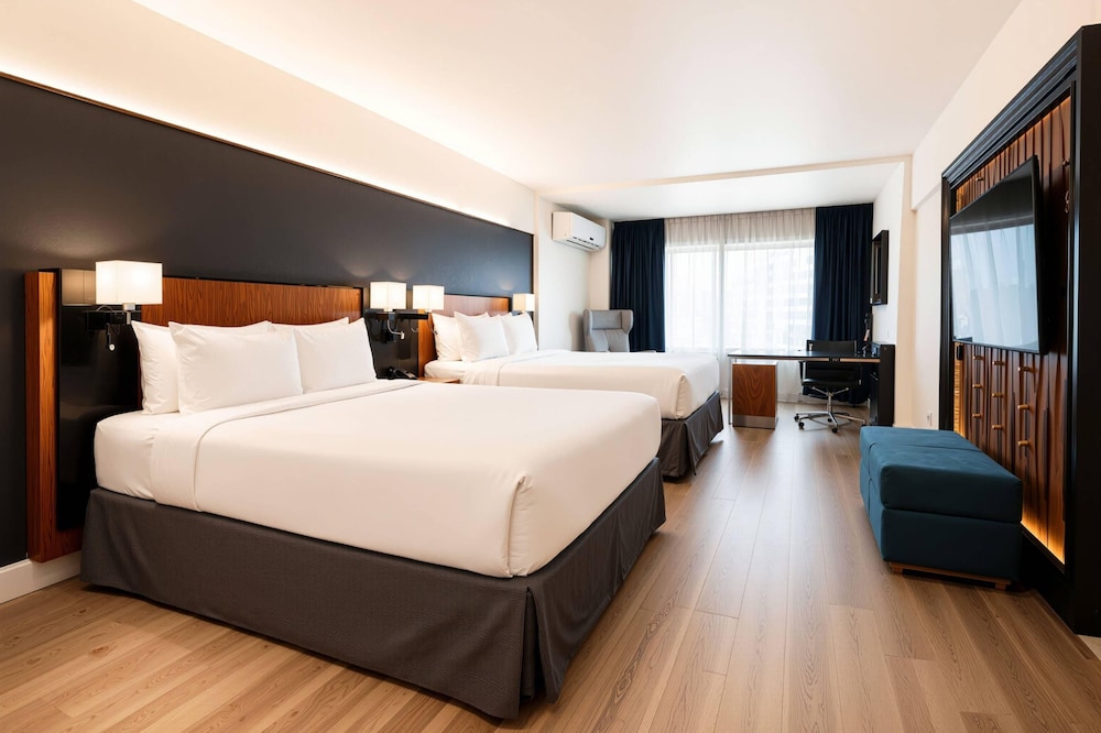 غرفة بريميوم بسريرين مزدوجين، Radisson Hotel Trinidad 2/9