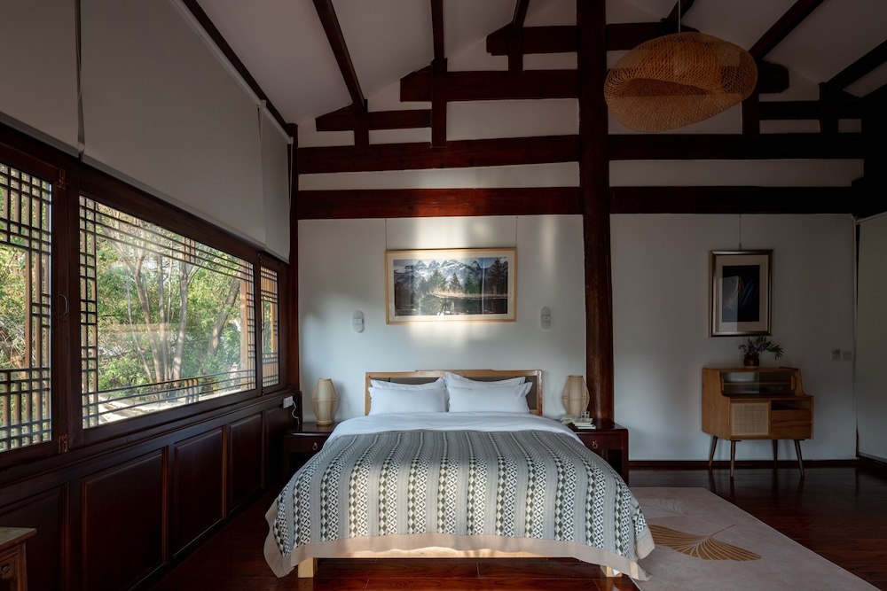 suite, river view