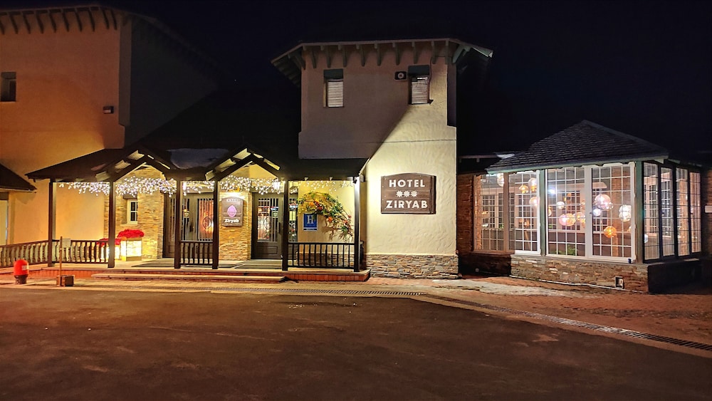 The Mountains Hotel 25/50