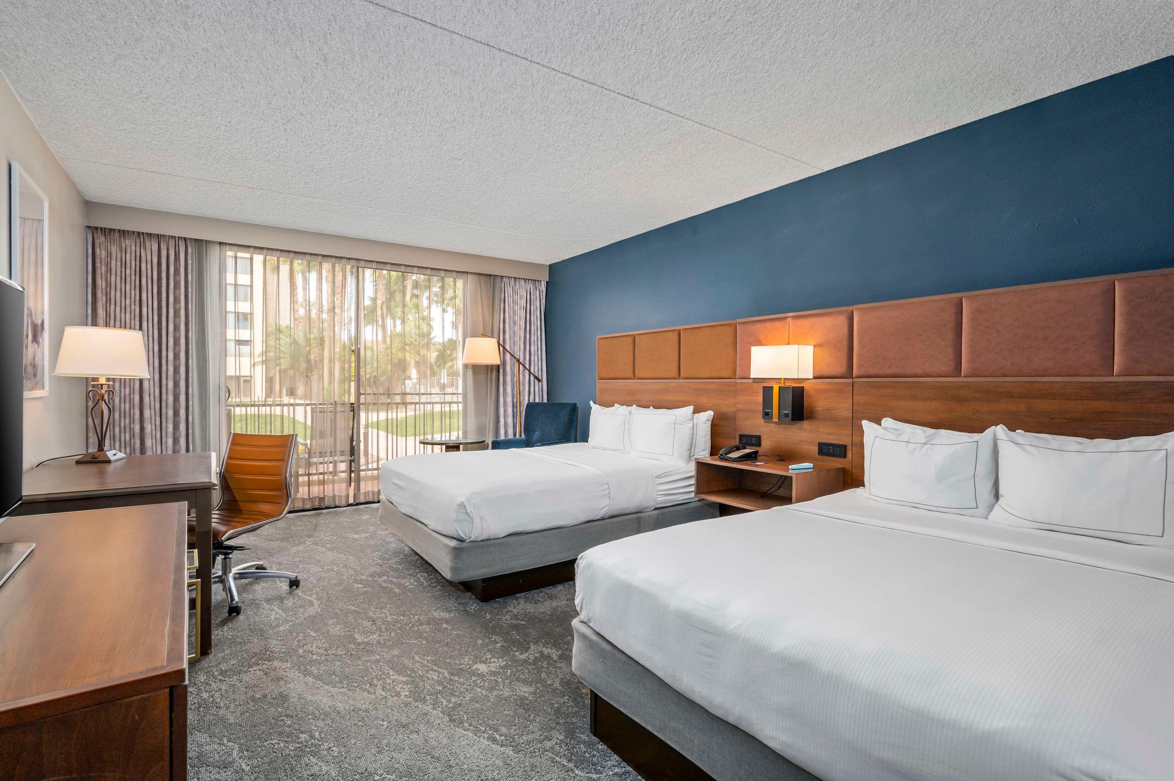 Courtyard, 2 Queen Beds, Pool View