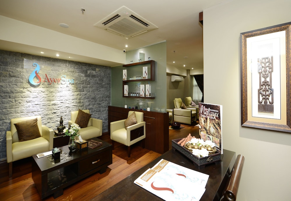 Pacific Regency Hotel Suites 53/70