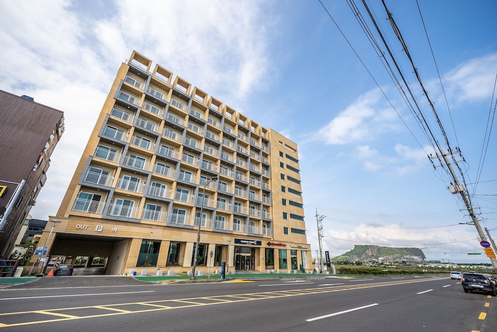Golden Tulip Jeju Seongsan 7/68