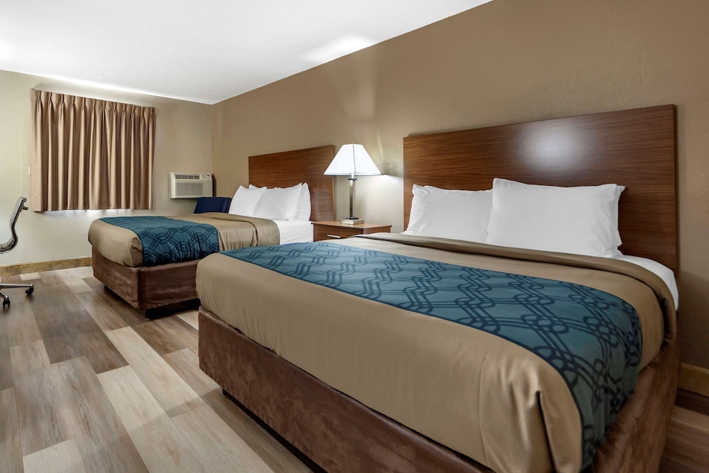 Econo Lodge Hays I-70 11/54