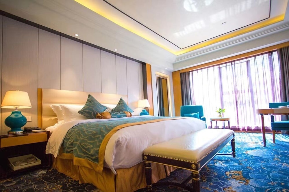 Days Hotel and Suites by Wyndham Ivy Zunyi 8/16