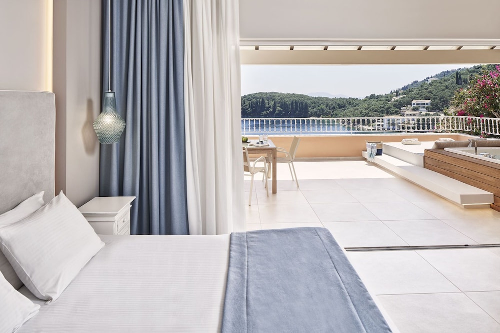Grand, Junior Suite, King Bed, Outdoor Bath, Terrace, Bathtub