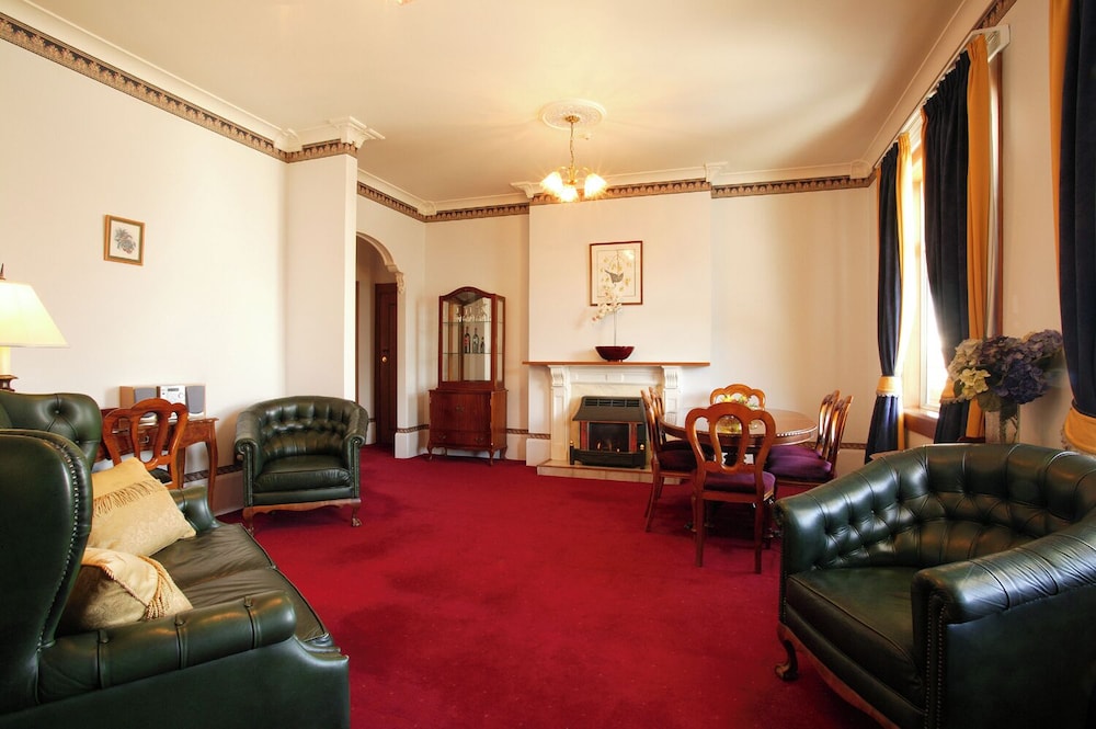 The County Hotel 30/50