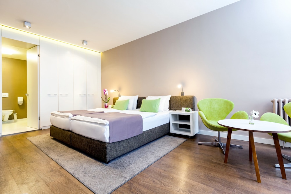 ROOM, TWIN BEDS