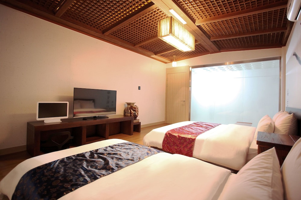 Ace, Twin Beds, 1 Queen and 1 Single Bed
