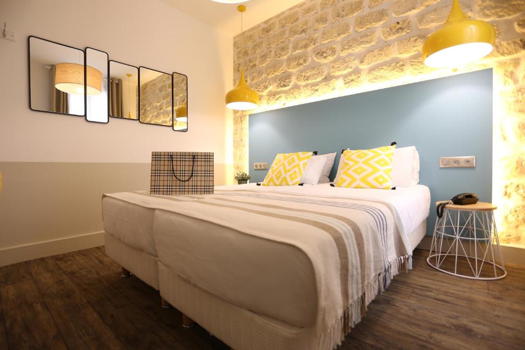 Classic, Queen Bed
