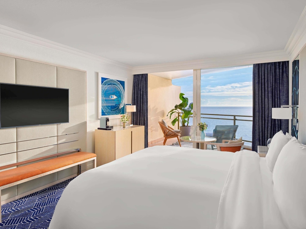 Grand Prix, Suite, King Bed, Sea View, Sofa