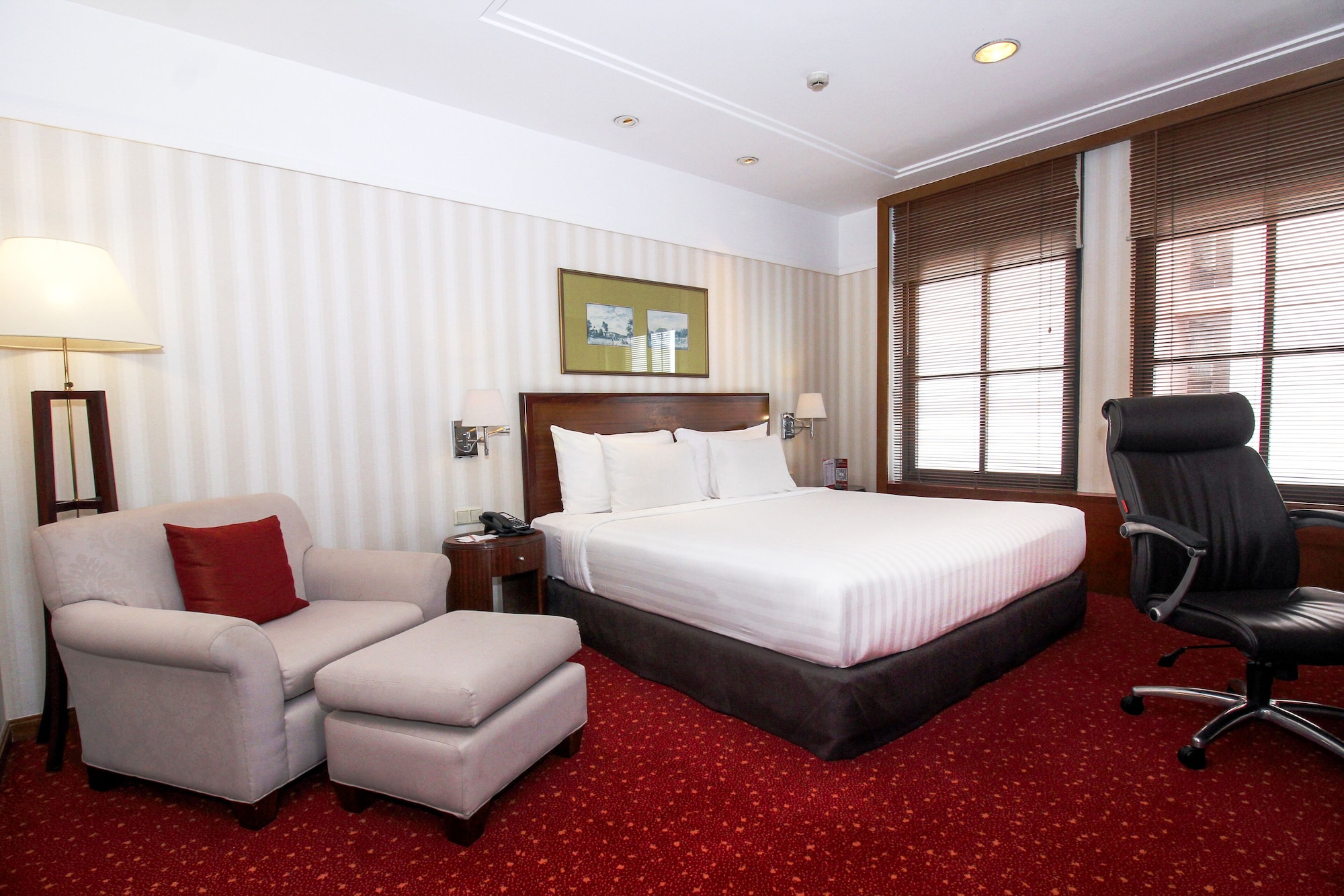 جناح تنفيذي بسرير كينج، Redtop Hotel Convention Center 4/6