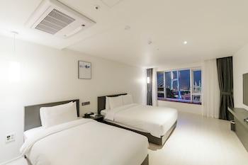 Bridge, Cruise, Ocean, Twin Beds, Pool Access