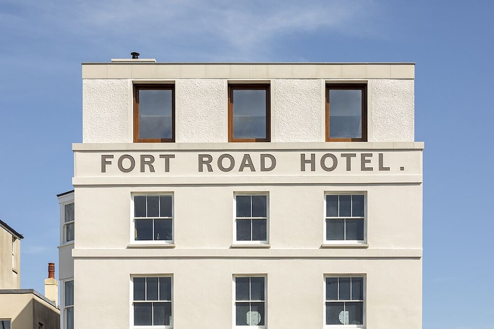 Fort Road Hotel 2/40