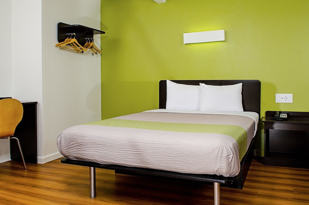 Motel6 Modesto, CA - Downtown 21/49