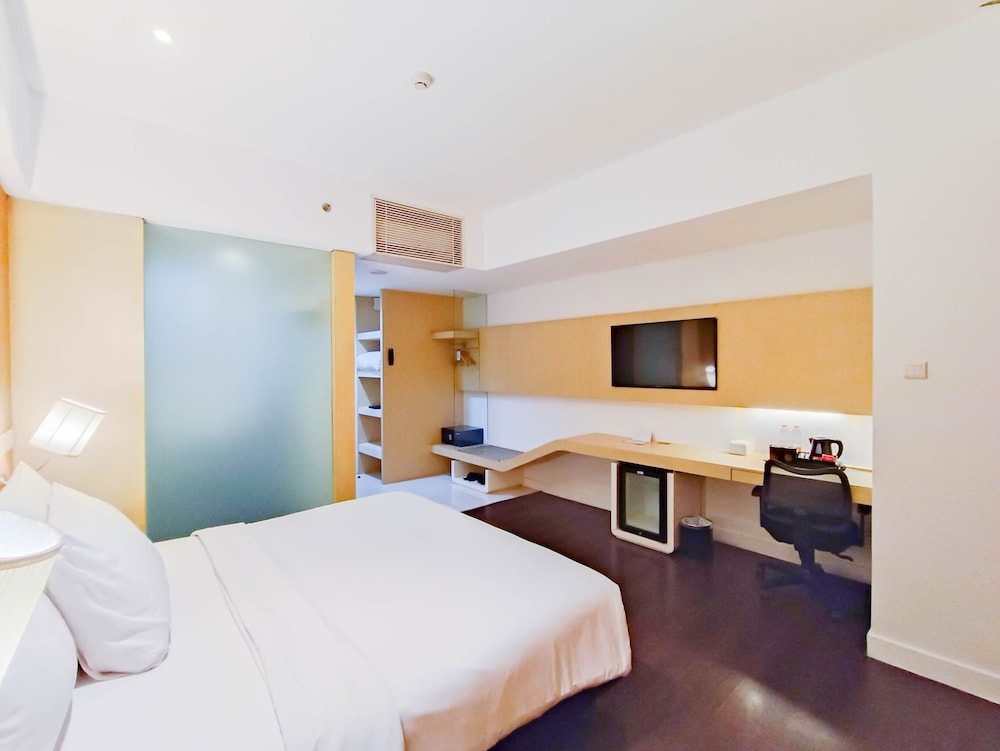 Hollywood, Superior, King Bed
