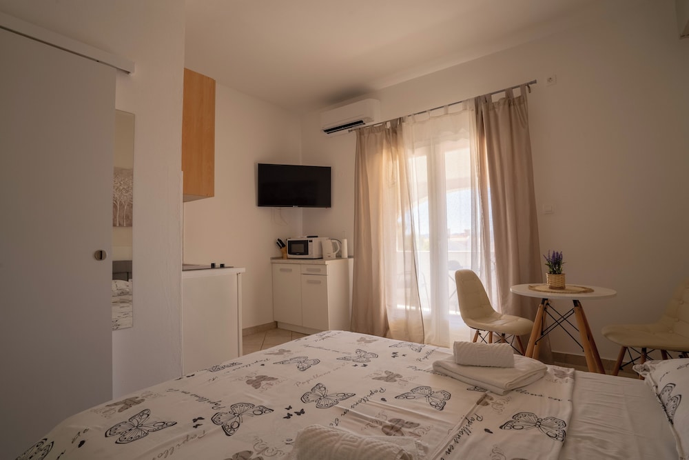 PETRA APARTMENTS 9/40