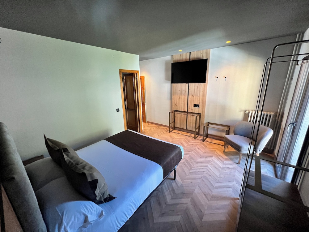 Hotel Paris 8/39