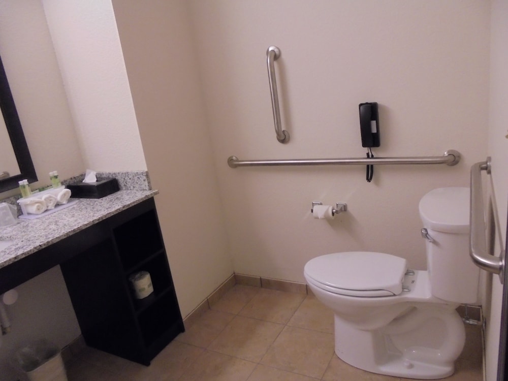 Holiday Inn Express Suites Nevada 26/66