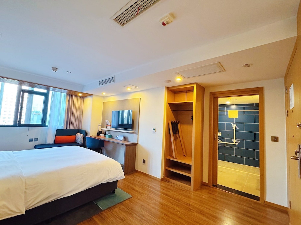 Standard, Queen Bed