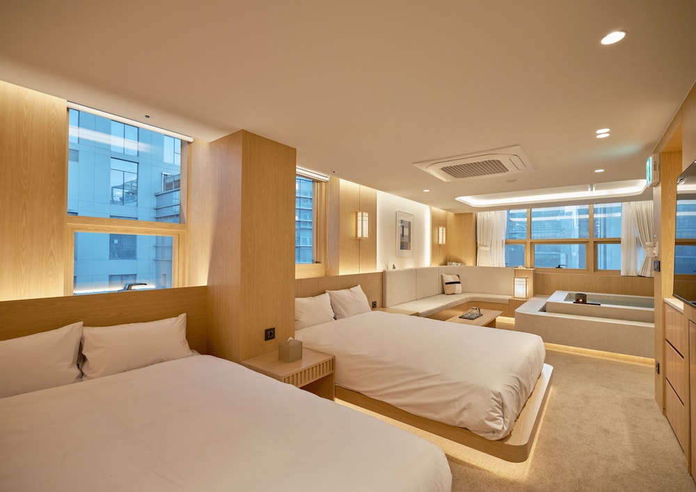 Spa, 2 Queen Beds