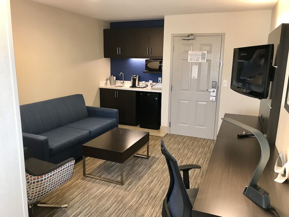 Holiday Inn Express Hotel & Suites Tracy 35/77
