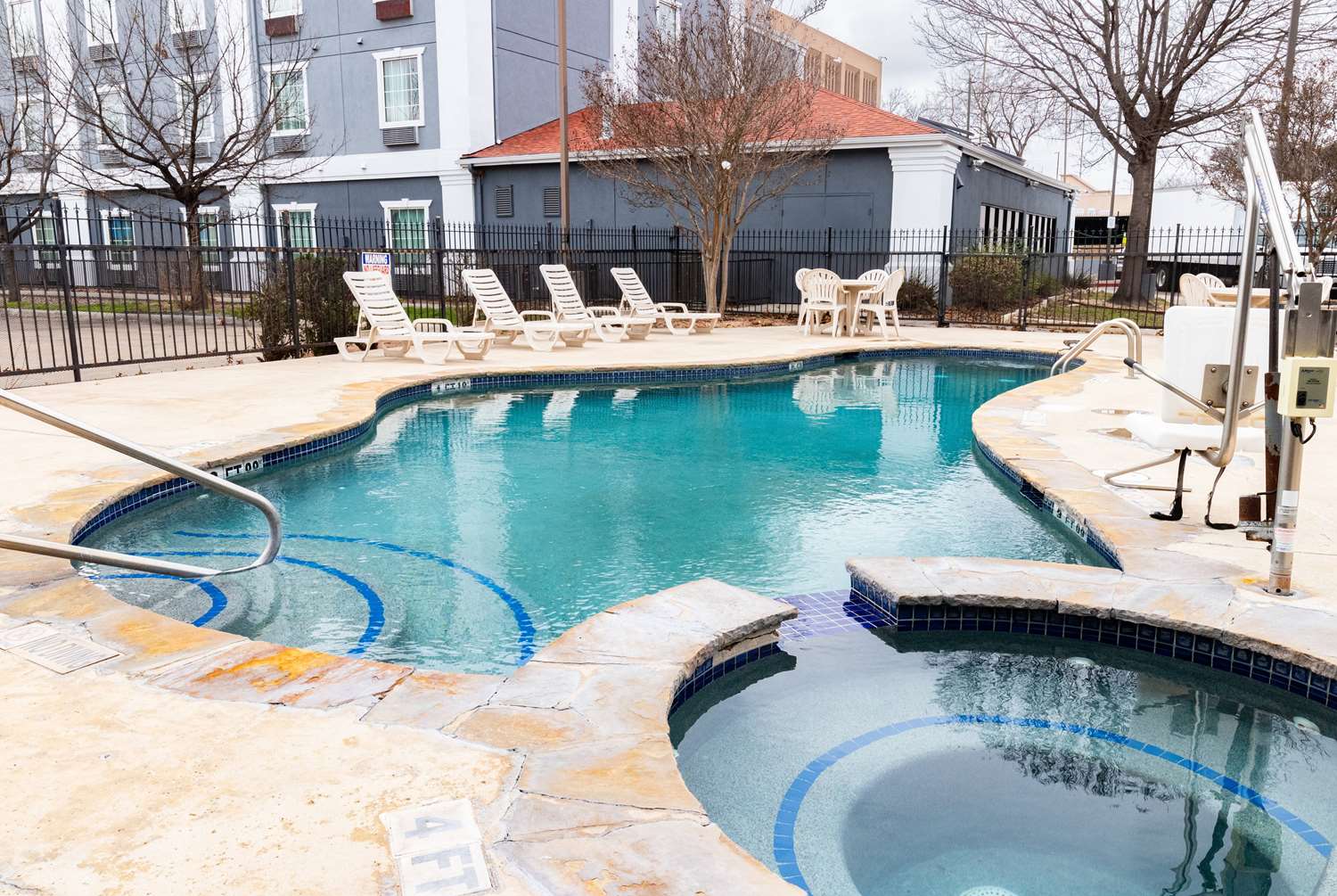 Days Inn by Wyndham Central San Antonio NW Medical Center 36/40