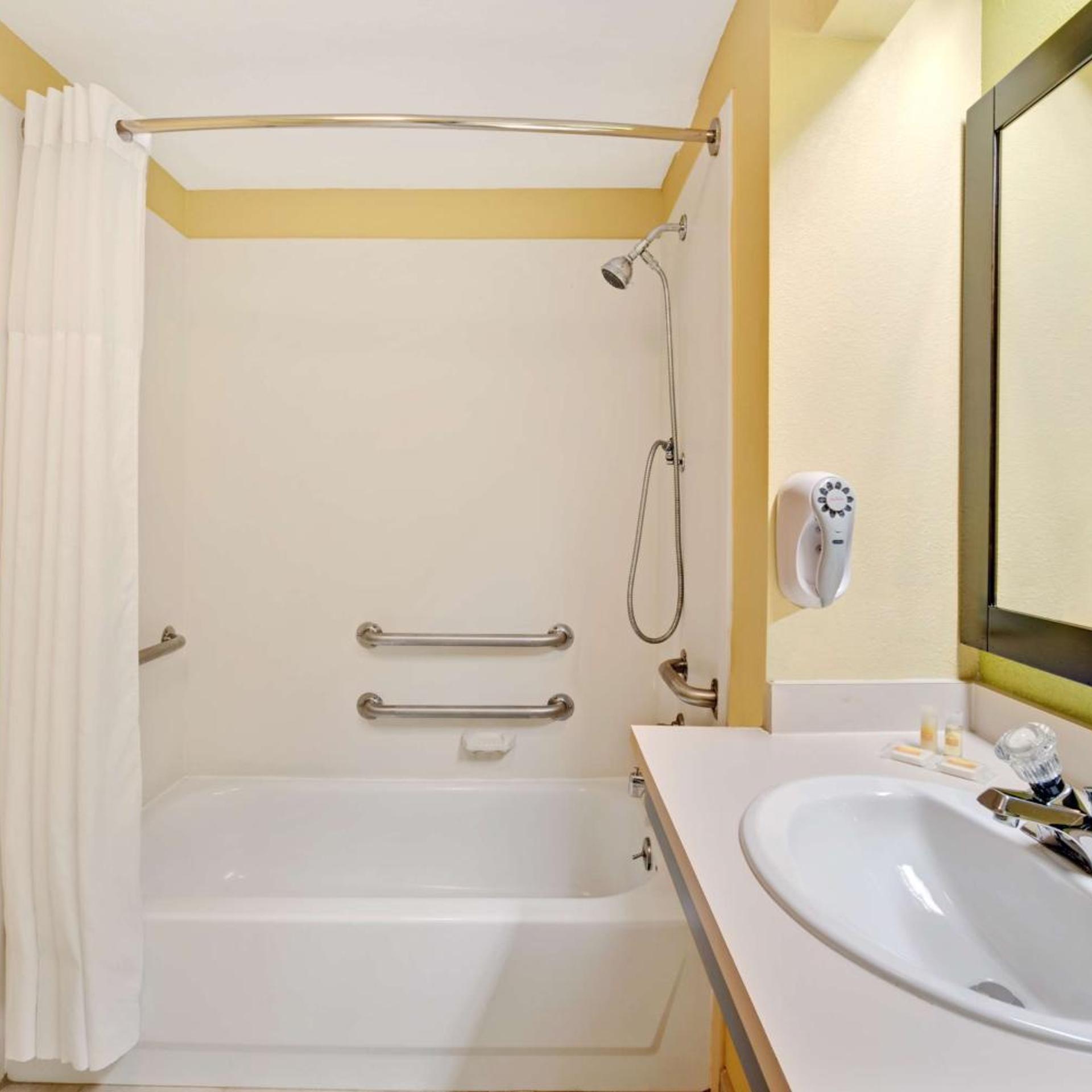 غرفة بسرير كينج بحوض استحمام لذوي الإعاقة، Days Inn & Suites by Wyndham DeSoto 6/10