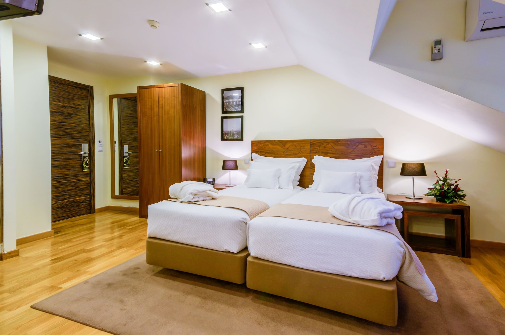 ROOM, QUADRUPLE
