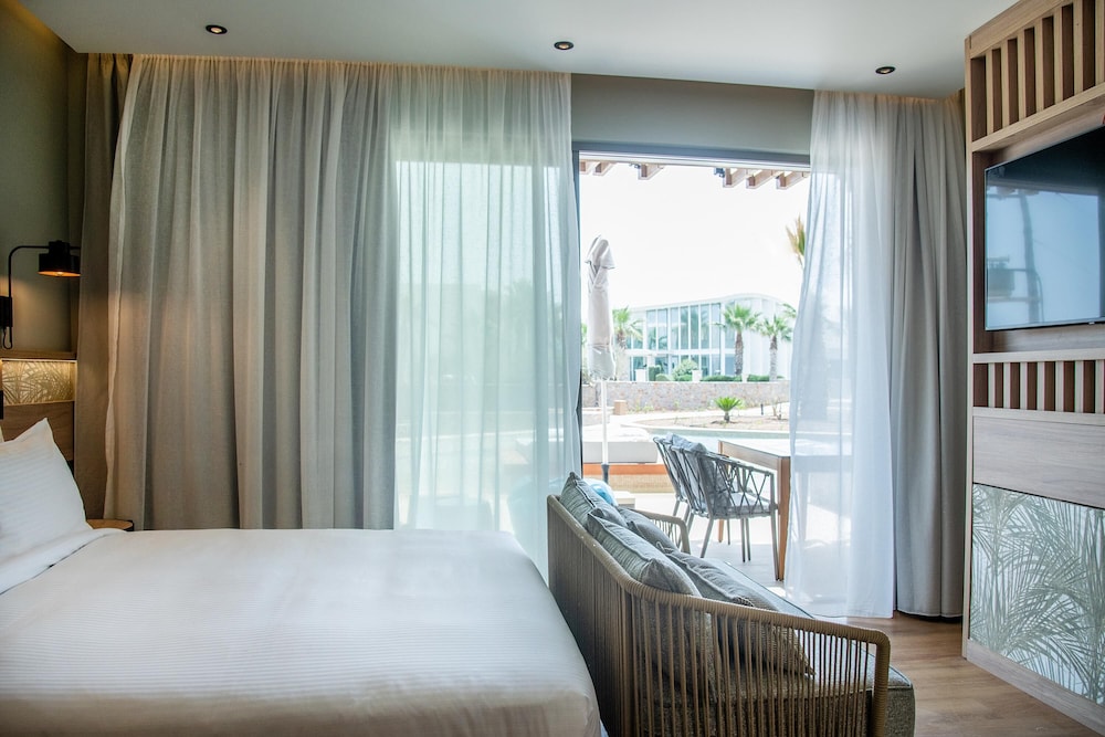 CLASSIC, DOUBLE BED, POOL ACCESS