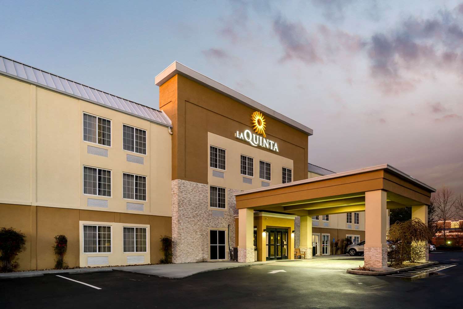 La Quinta Inn & Suites by Wyndham Knoxville North I-75 8/58