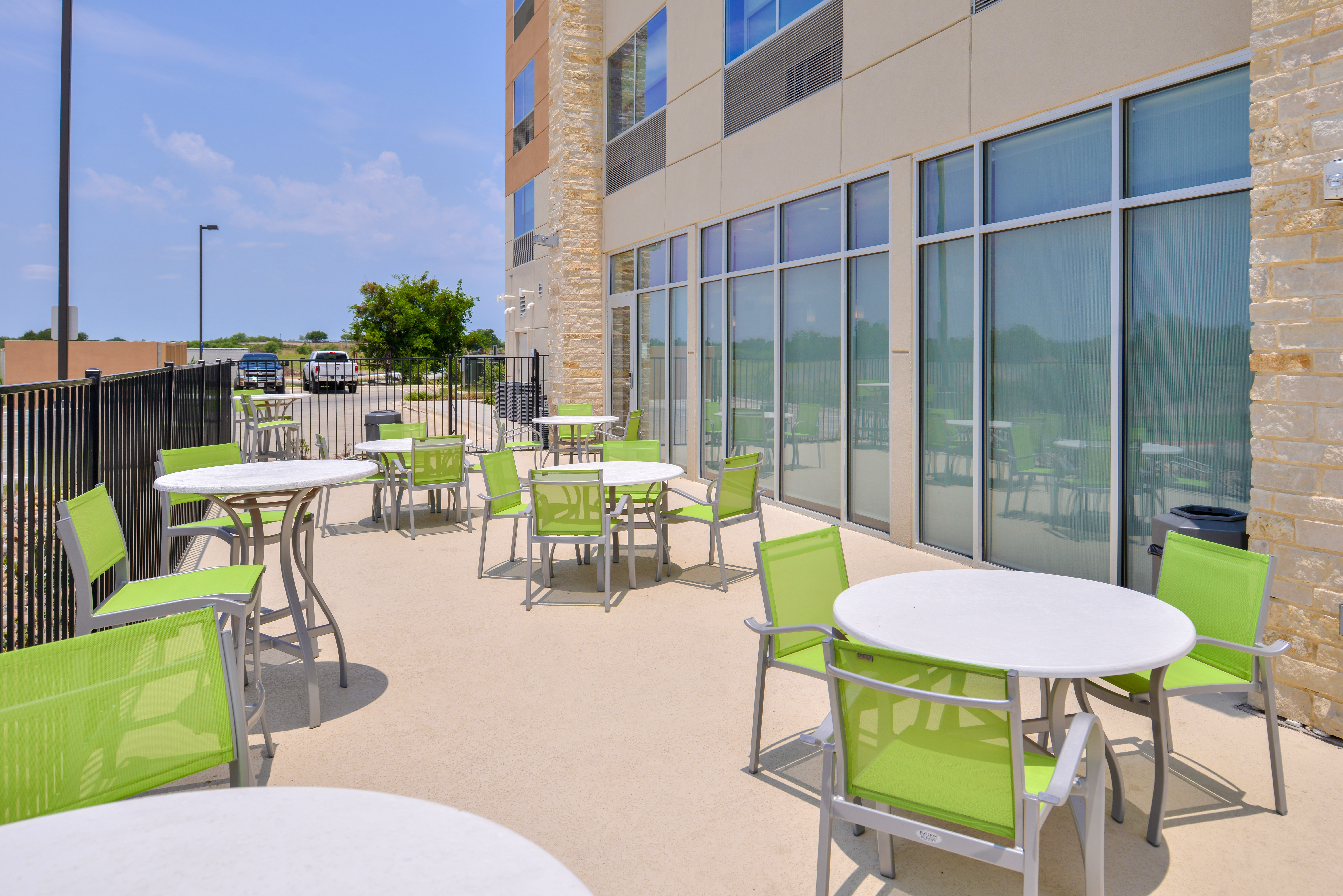 HOLIDAY INN EXPRESS EARLY 19/34