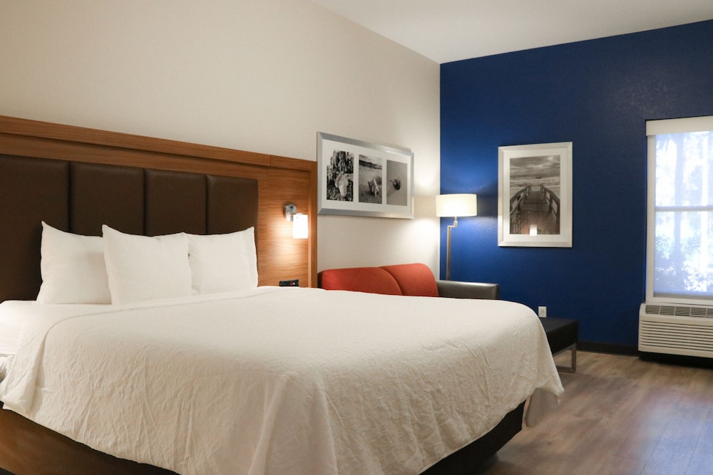Days Inn Suites By Wyndham Fort Myers Near Jetblue Park 14/43