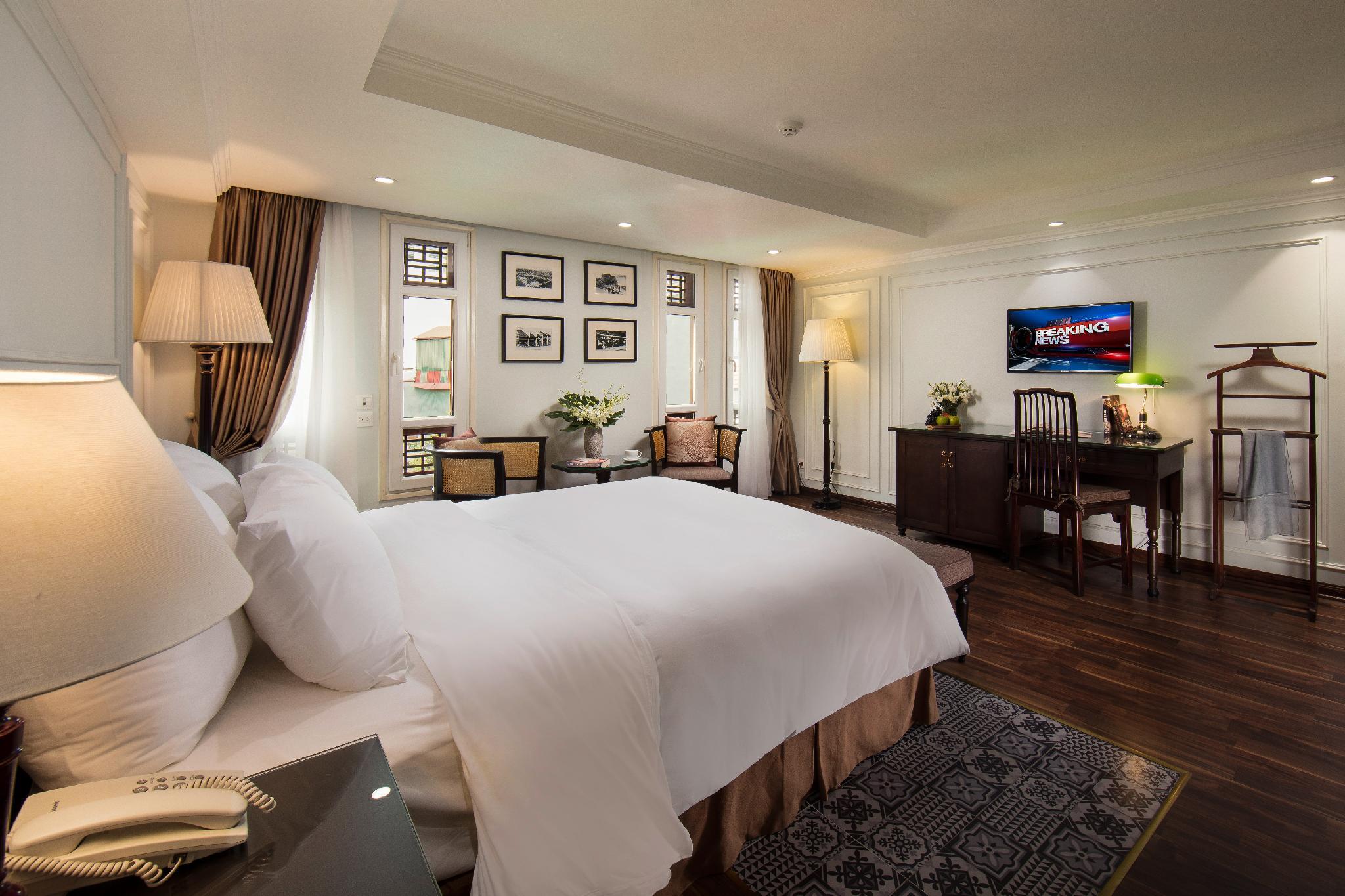 Deluxe, Queen and Twin Beds