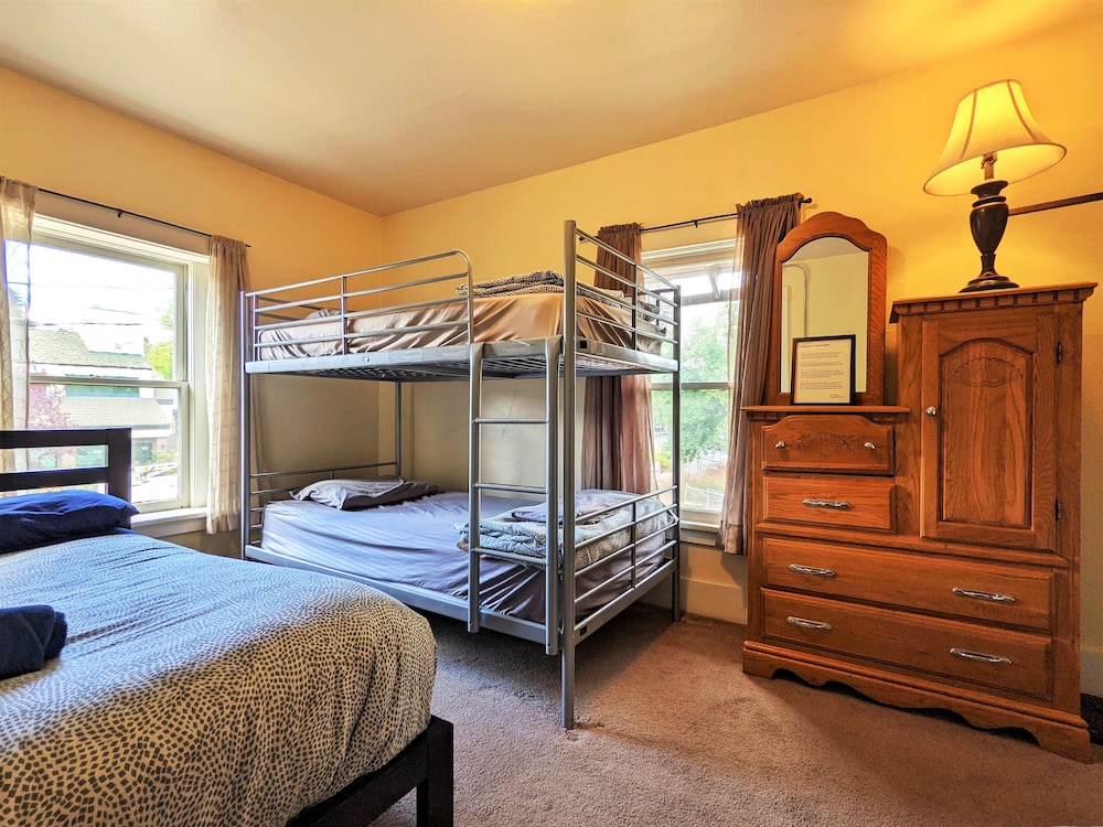 Bunk & Brew Historic Lucas House 30/71