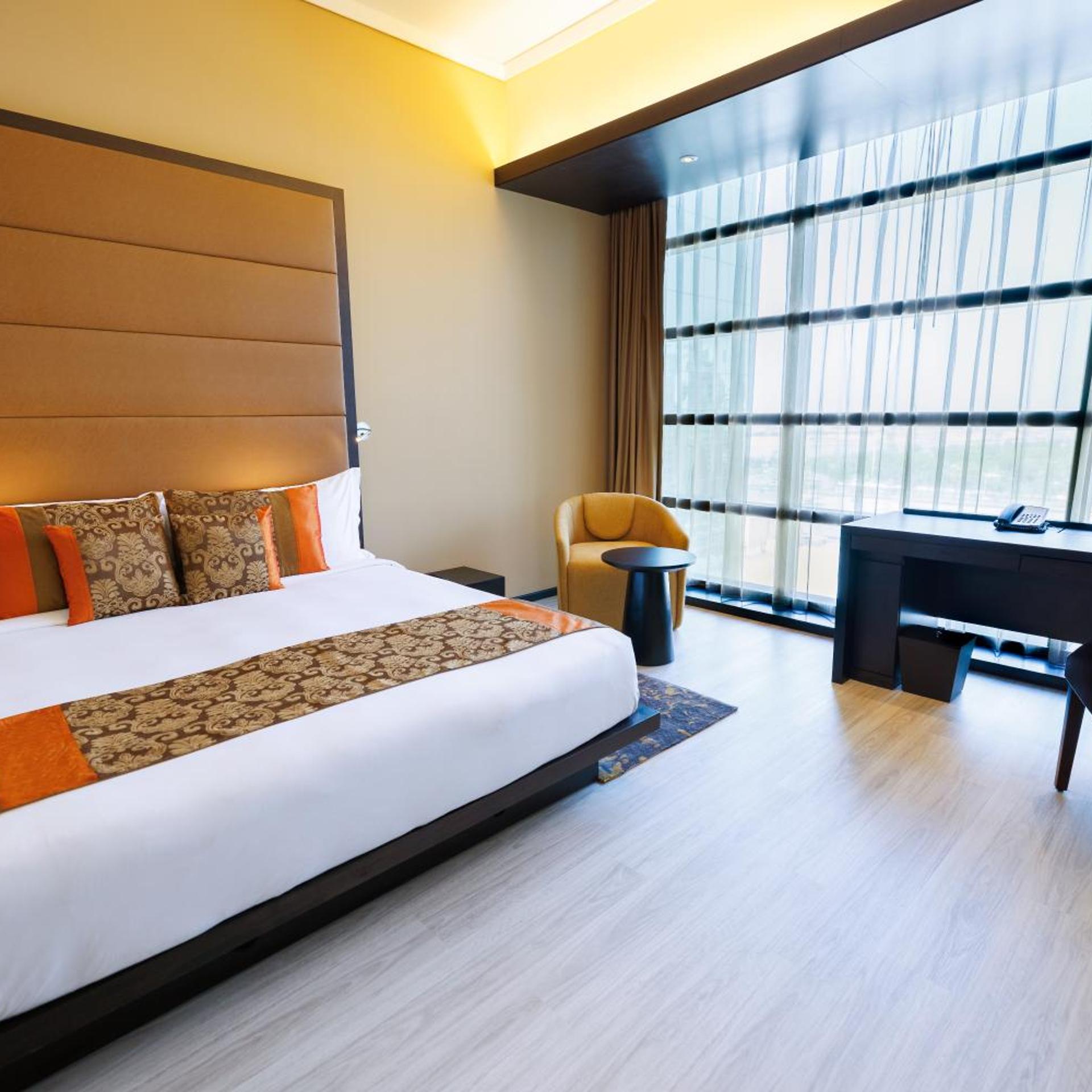 DELUXE, KING BED