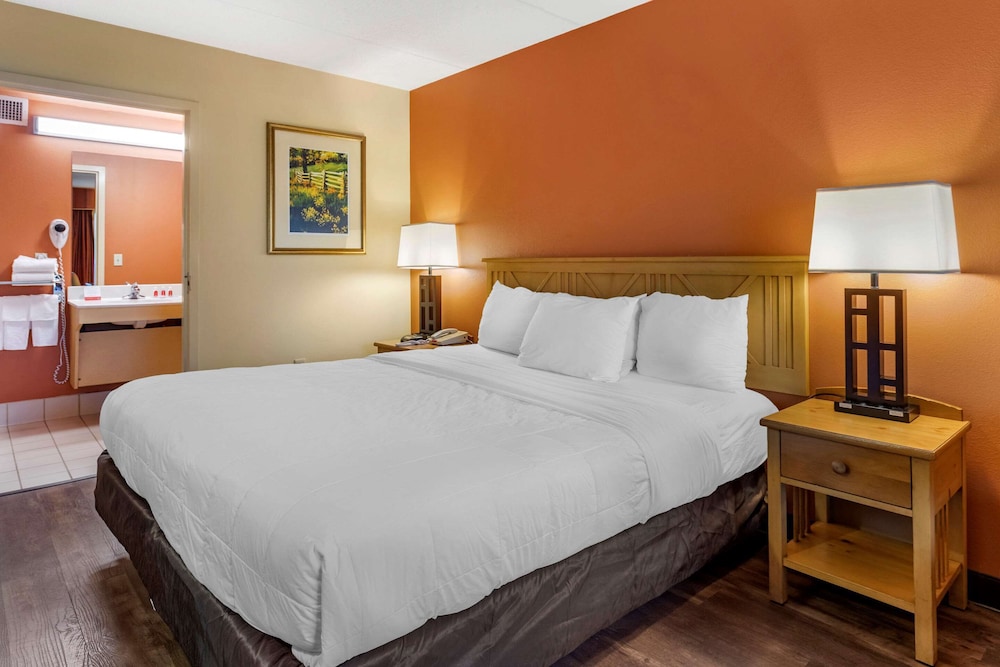 Econo Lodge Pigeon Forge Riverside 16/34