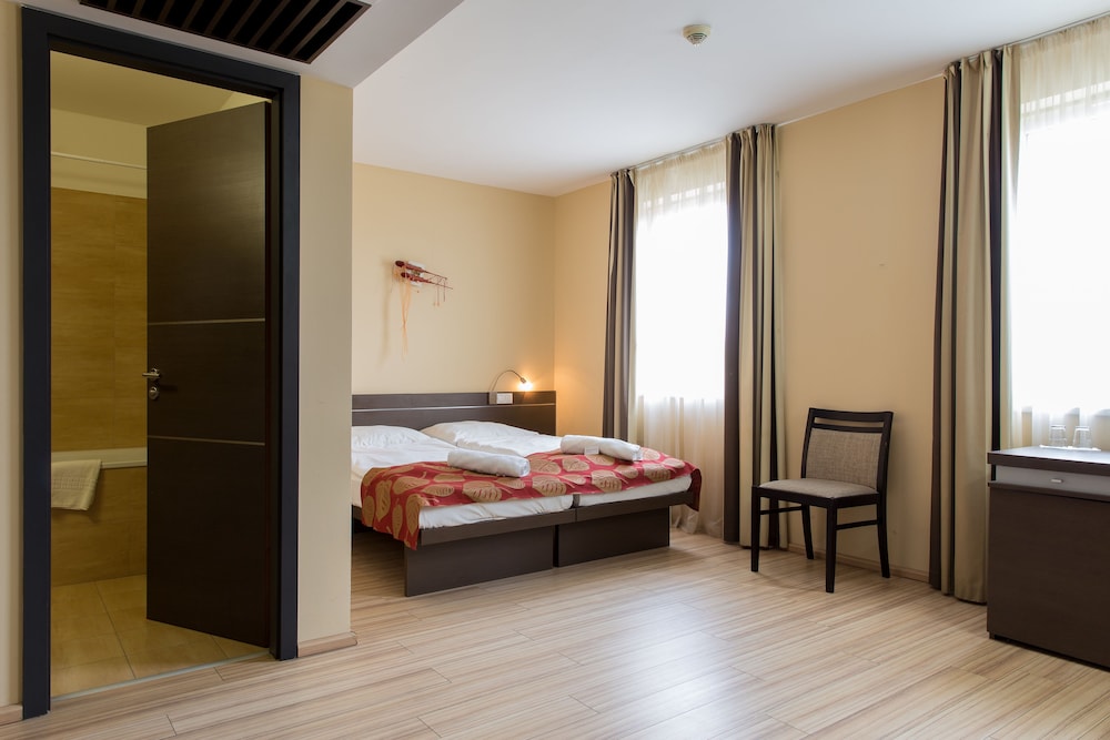 CE Plaza Hotel 2/33