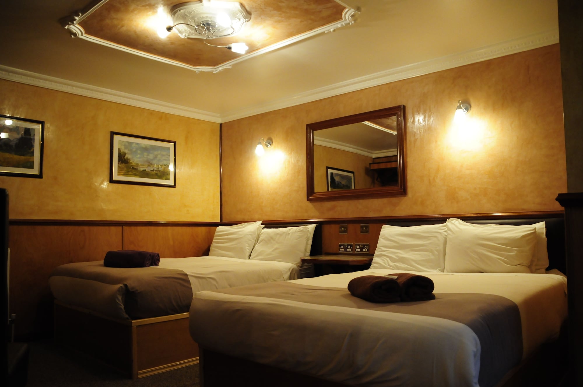 FAMILY, 2 DOUBLE BEDS
