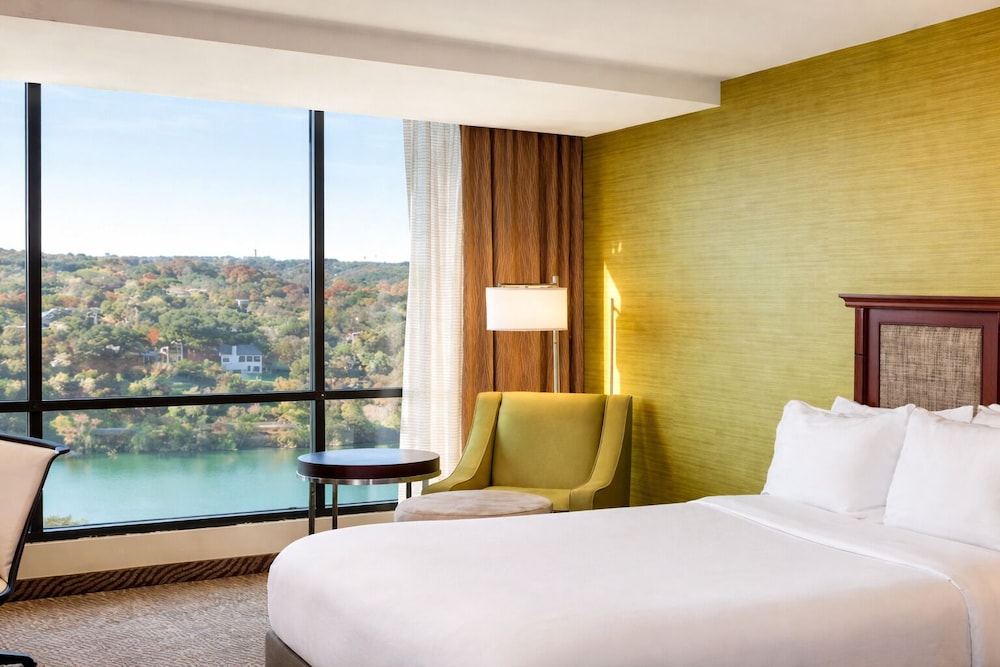 STANDARD, KING BED, LAKE VIEW
