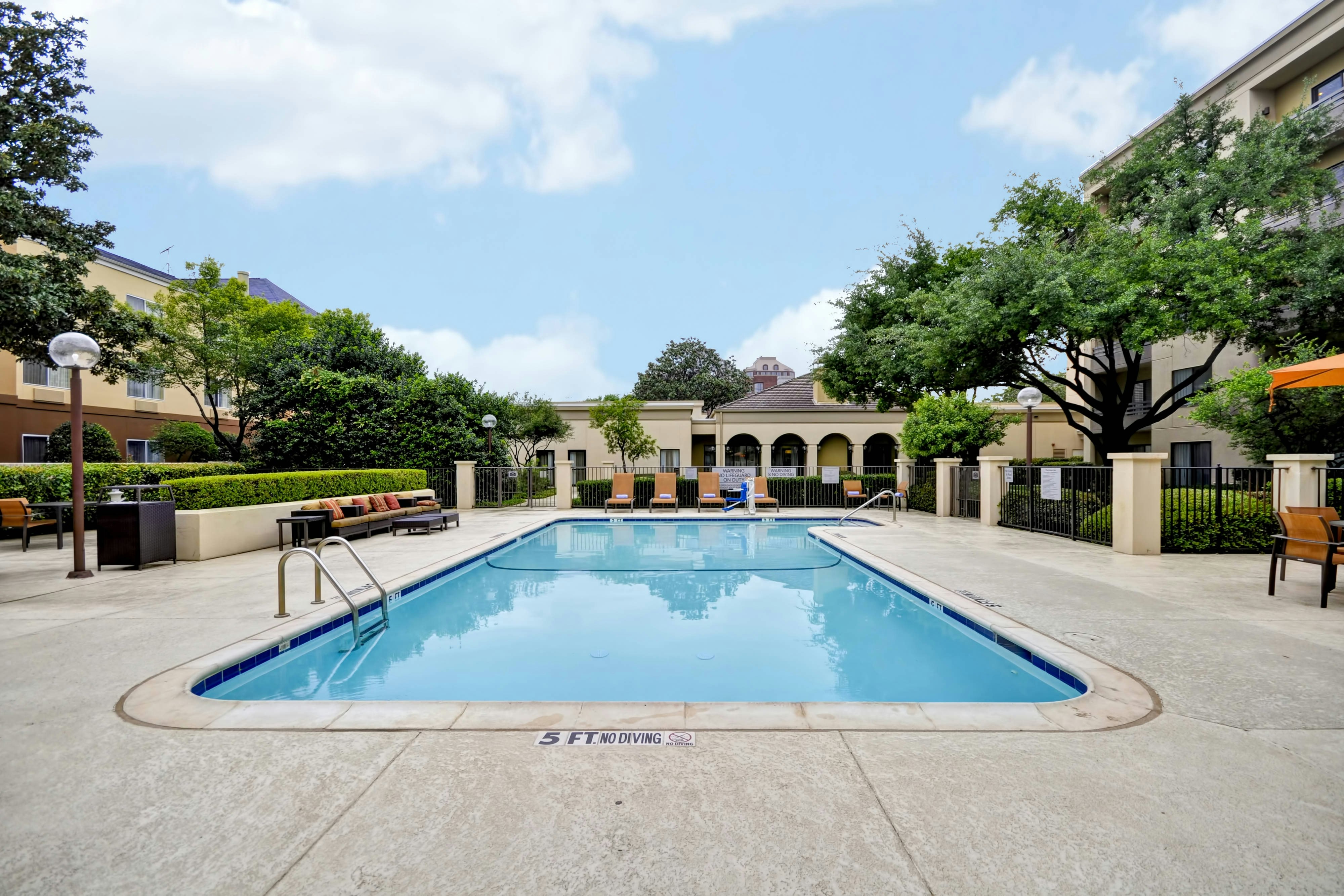 Courtyard By Marriott Dallas Medical Market Center 48/48