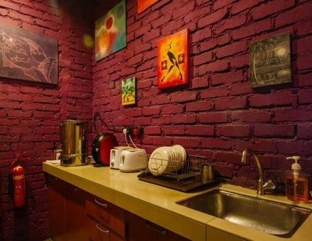 The Explorers Guesthouse and Hostel 58/60