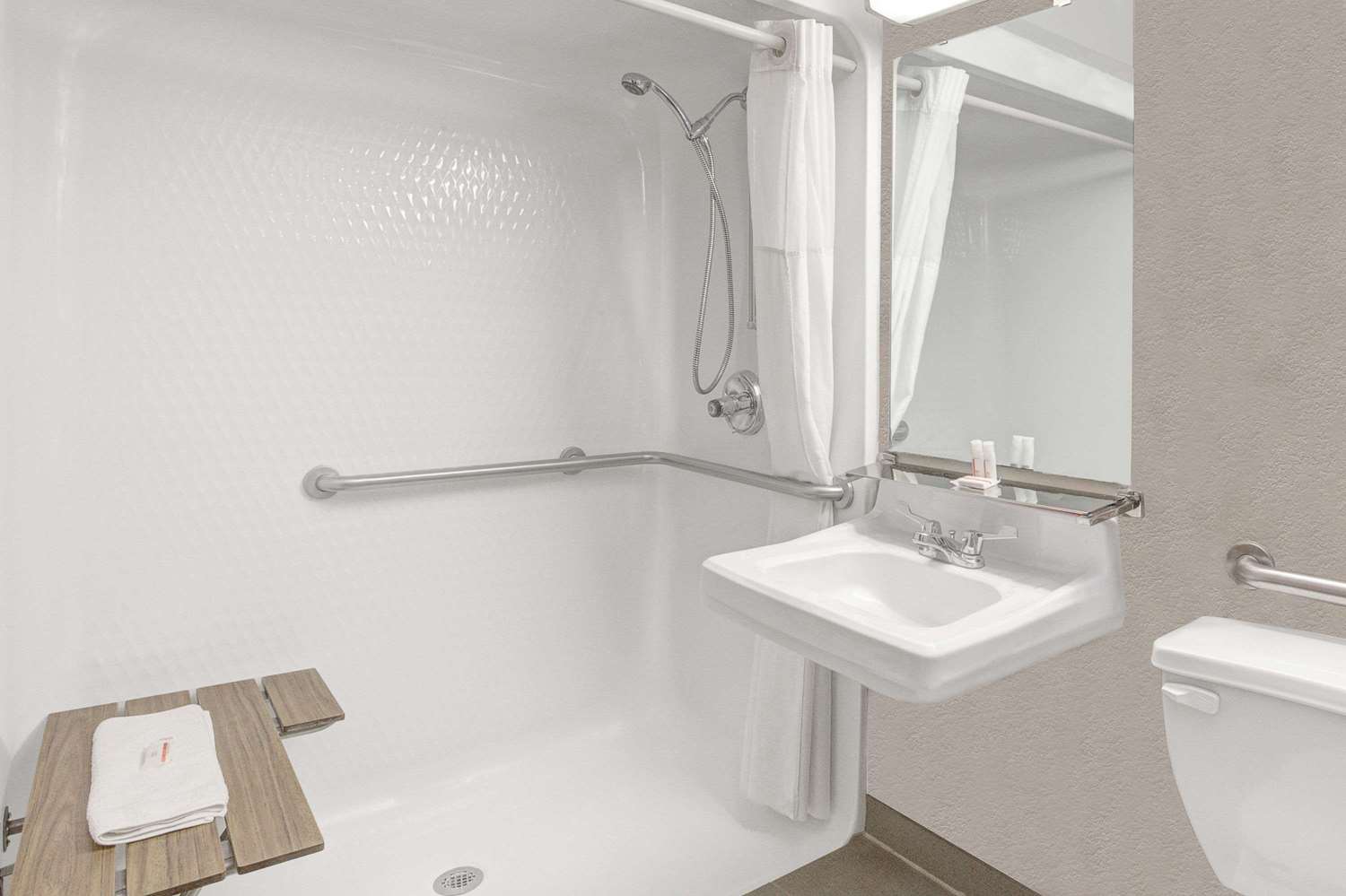 Baymont Inn & Suites by Wyndham San Marcos Outlet Malls 18/19