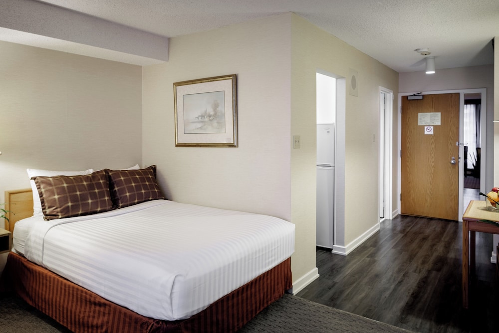 Cartier Place Suite Hotel 16/64