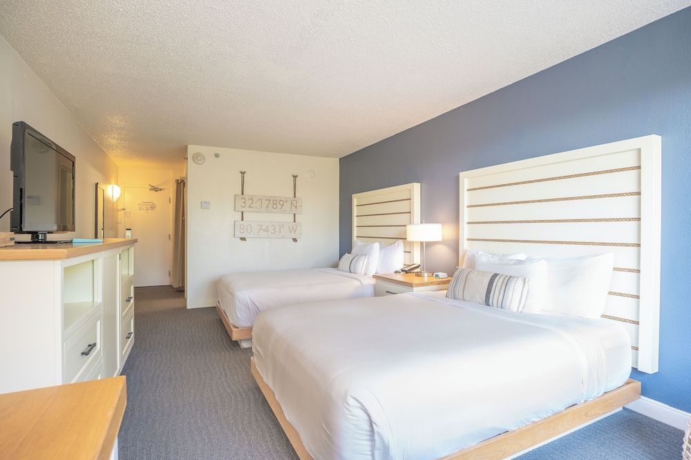 RESORT, 2 QUEEN BEDS