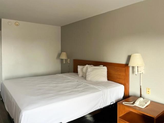 1 King Bed - Mobility Acc Tub Smk Micfridge