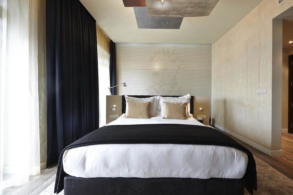 9 Hotel Mercy X Mercy Hotel 8/50
