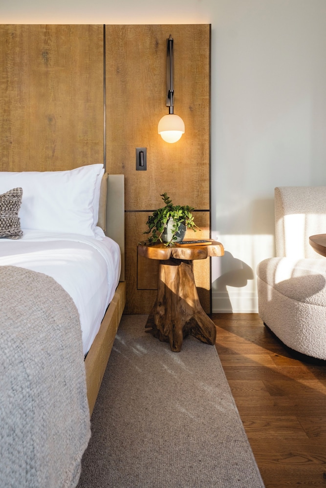 Room, 2 Queen Beds, Space Needle View