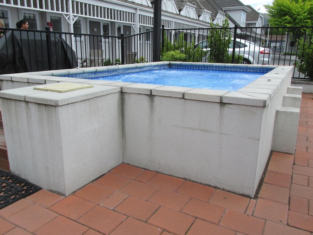LAKE ROTORUA HOTEL 34/46