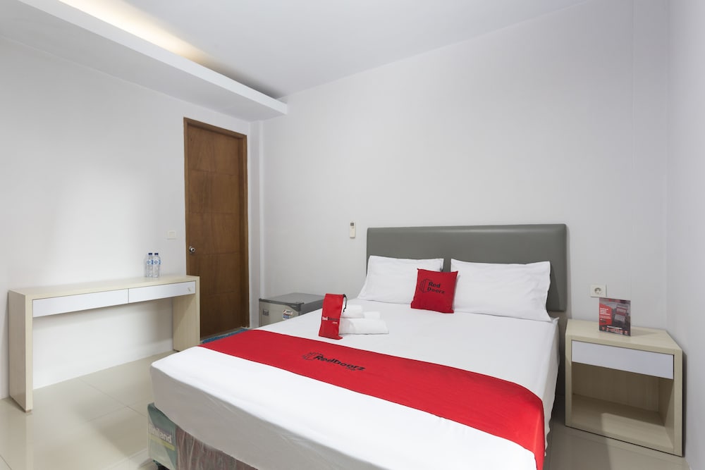 Reddoorz Plus Near Cilandak Town Square 2 4/20