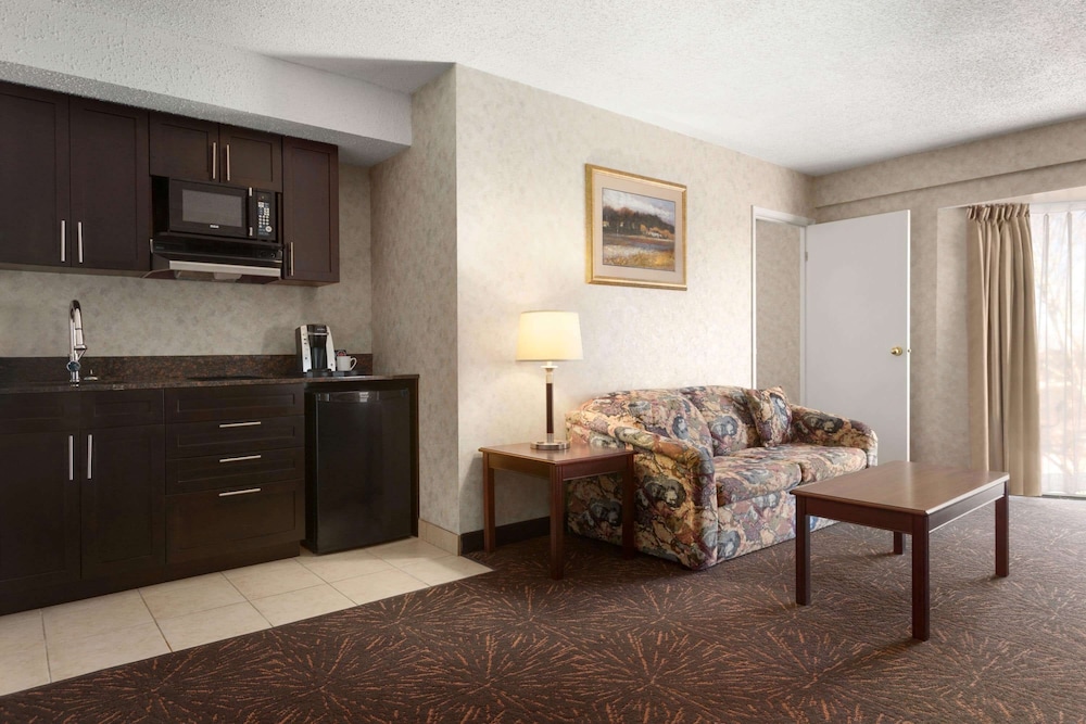 Travelodge By Wyndham Lloydminster 7/33
